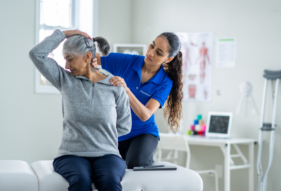 physio Professional physiotherapist providing treatment to patient at home in Riyadh.